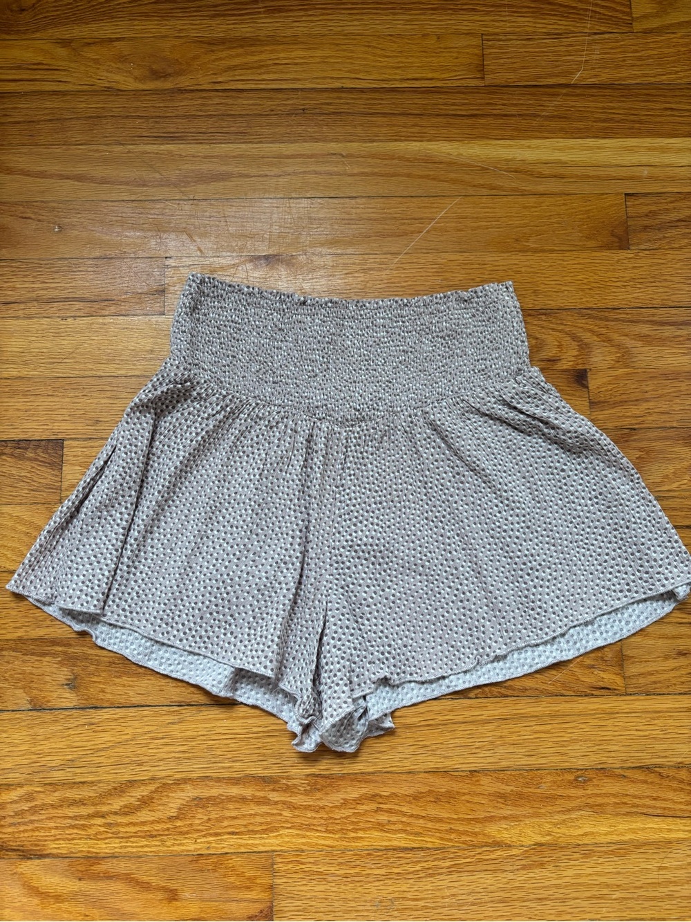 Aerie High-Waist Smocked Layered Women’s Shorts — Polka Dot Taupe